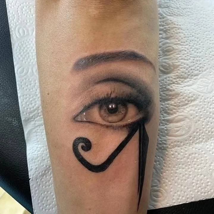 Ojo de Horus — tatuaje realista por Thian De La Peña