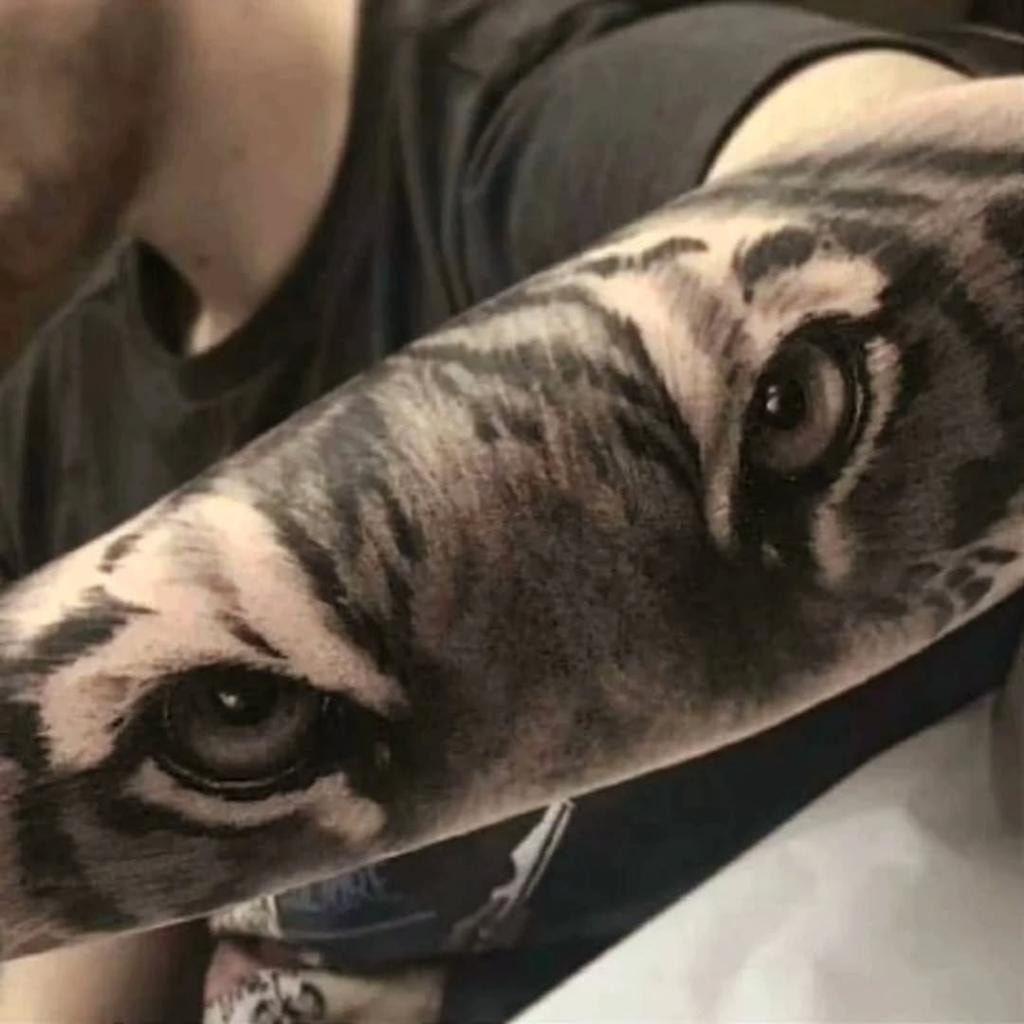 Tigre rugiendo — tatuaje realista por Thian De La Peña
